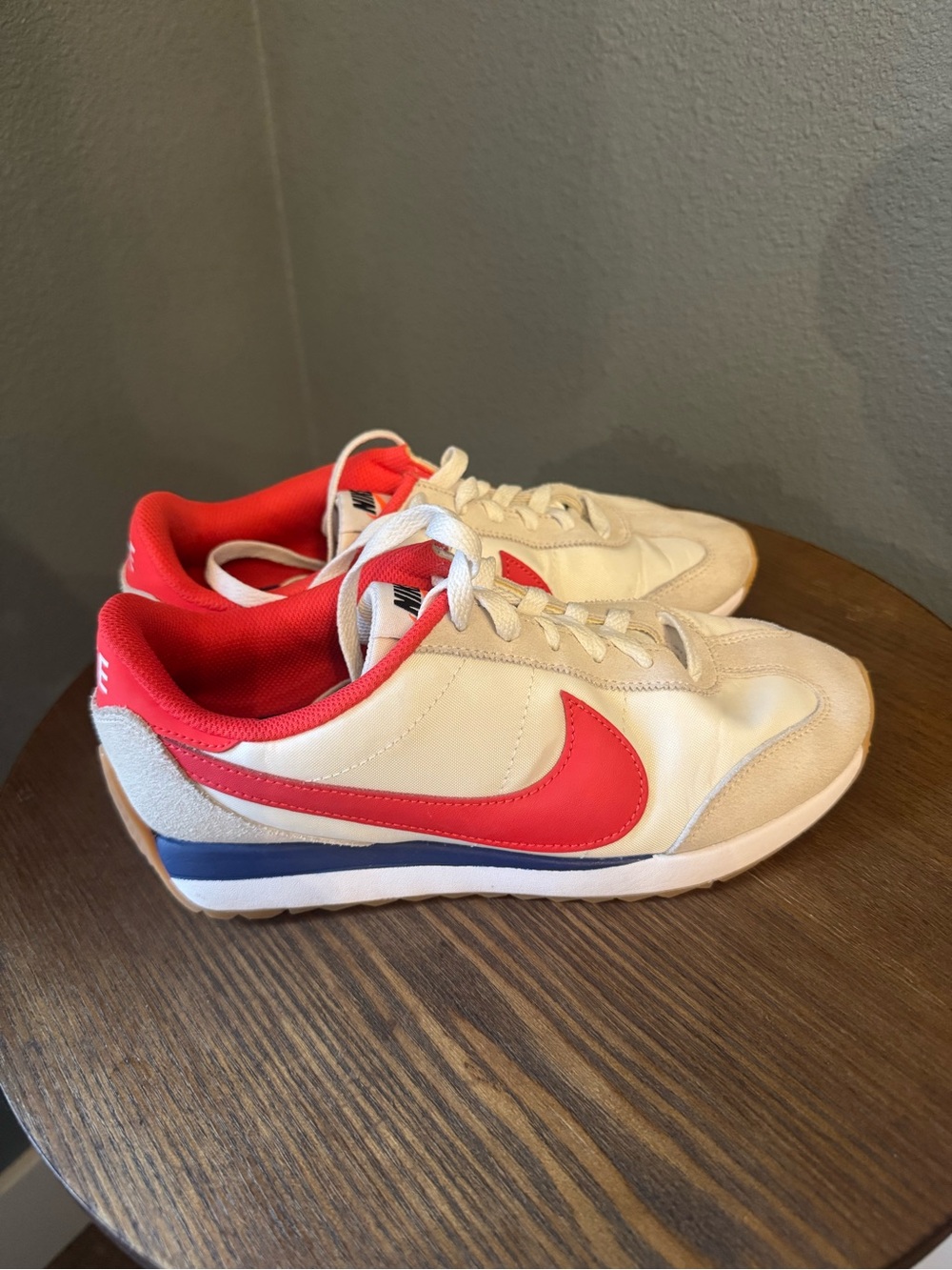 Nike Pacific Women’s 7.5 White Light Crimson Royal Blue Gum Sneakers HM4771-106